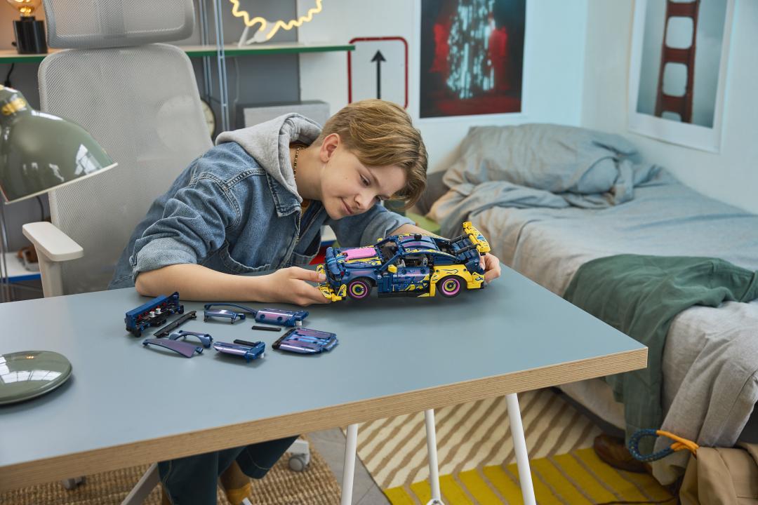 LEGO Technic 42236 Custom Garage Ford Mustang GT Car