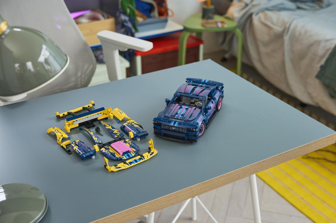 LEGO Technic 42236 Custom Garage Ford Mustang GT Car