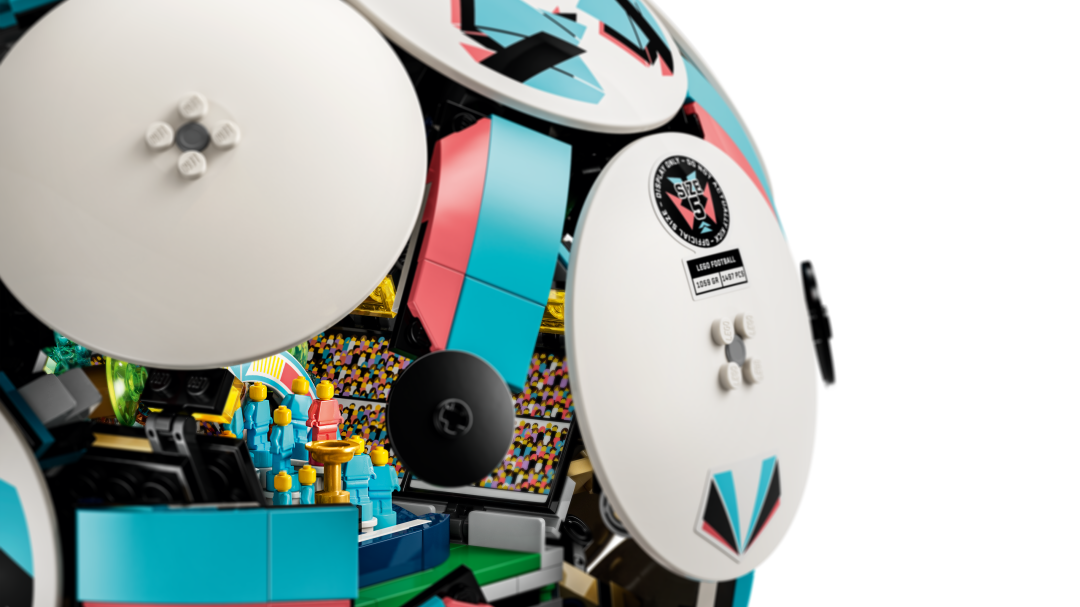 LEGO Editions 43019 Football