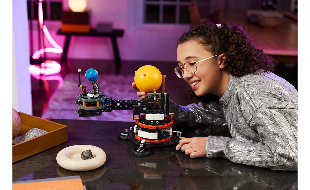 LEGO Technic 42179 Planet Earth and Moon in Orbit
