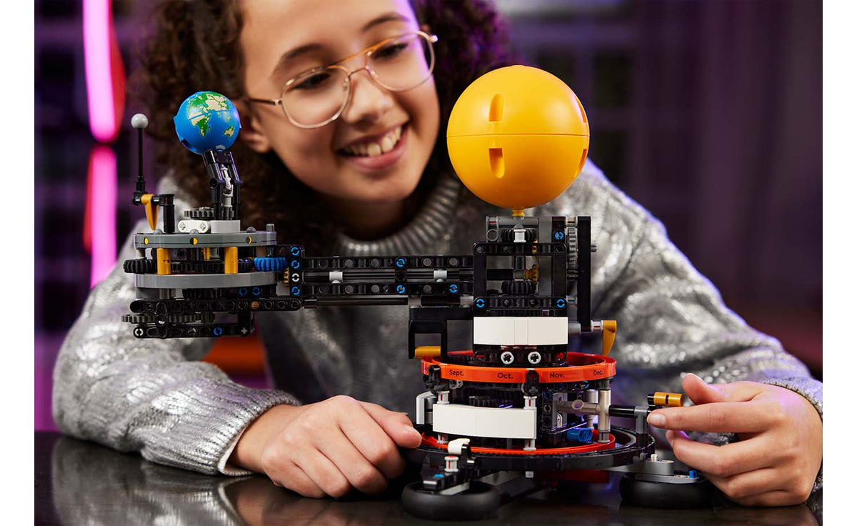 LEGO Technic 42179 Planet Earth and Moon in Orbit