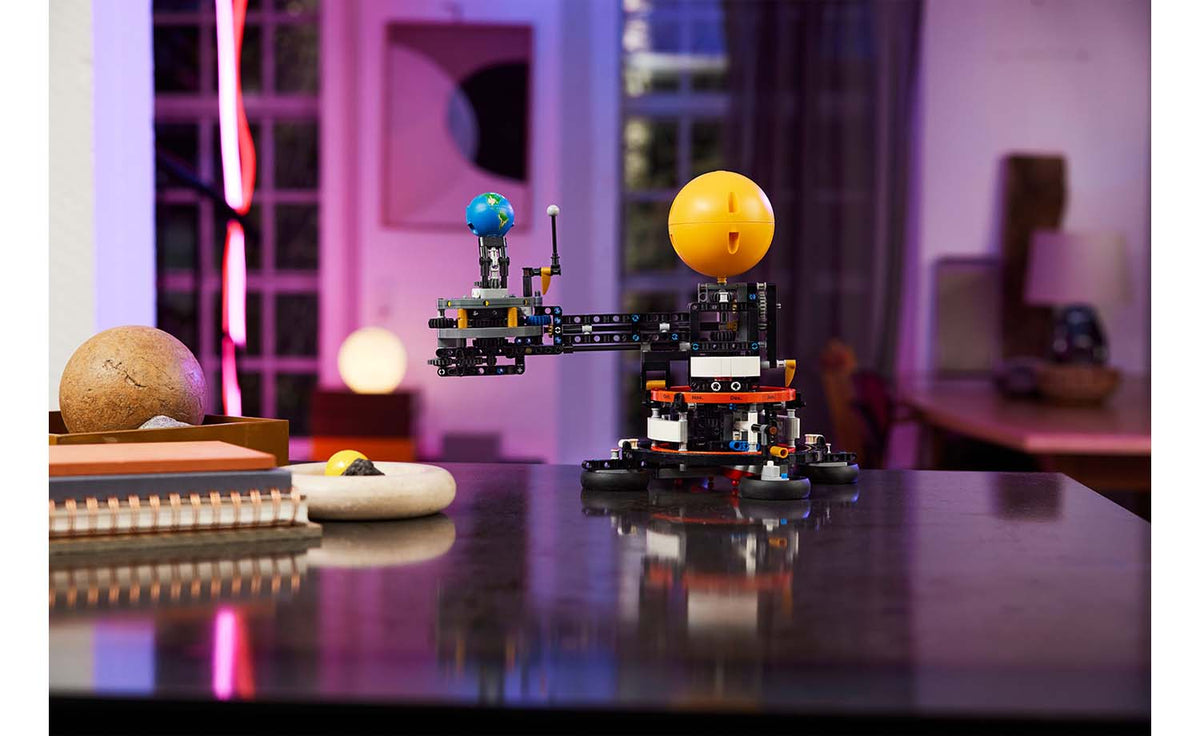 LEGO Technic 42179 Planet Earth and Moon in Orbit
